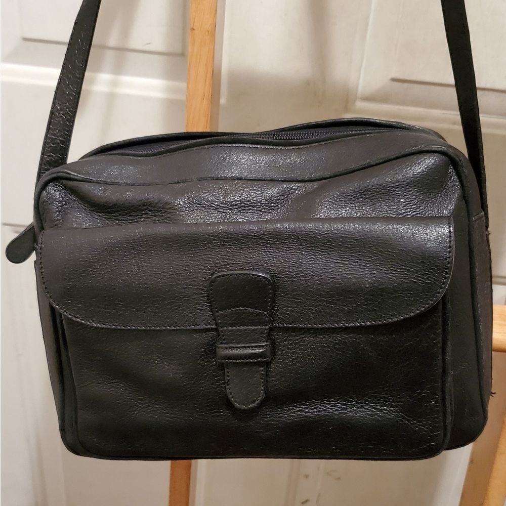 💢Jane August black leather & suede crossbody bag